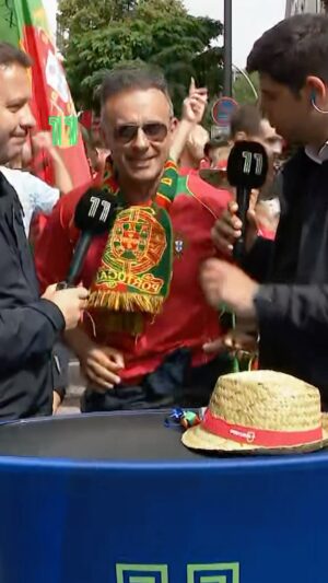 Cândido Costa Instagram - Rui Unas a liderar as tropas rumo ao Volksparkstadion! 🙌 “Sou, de Portugal eu sou...” 📣🇵🇹

#Canal11 #FutebolEmPortuguês #11NoEuro