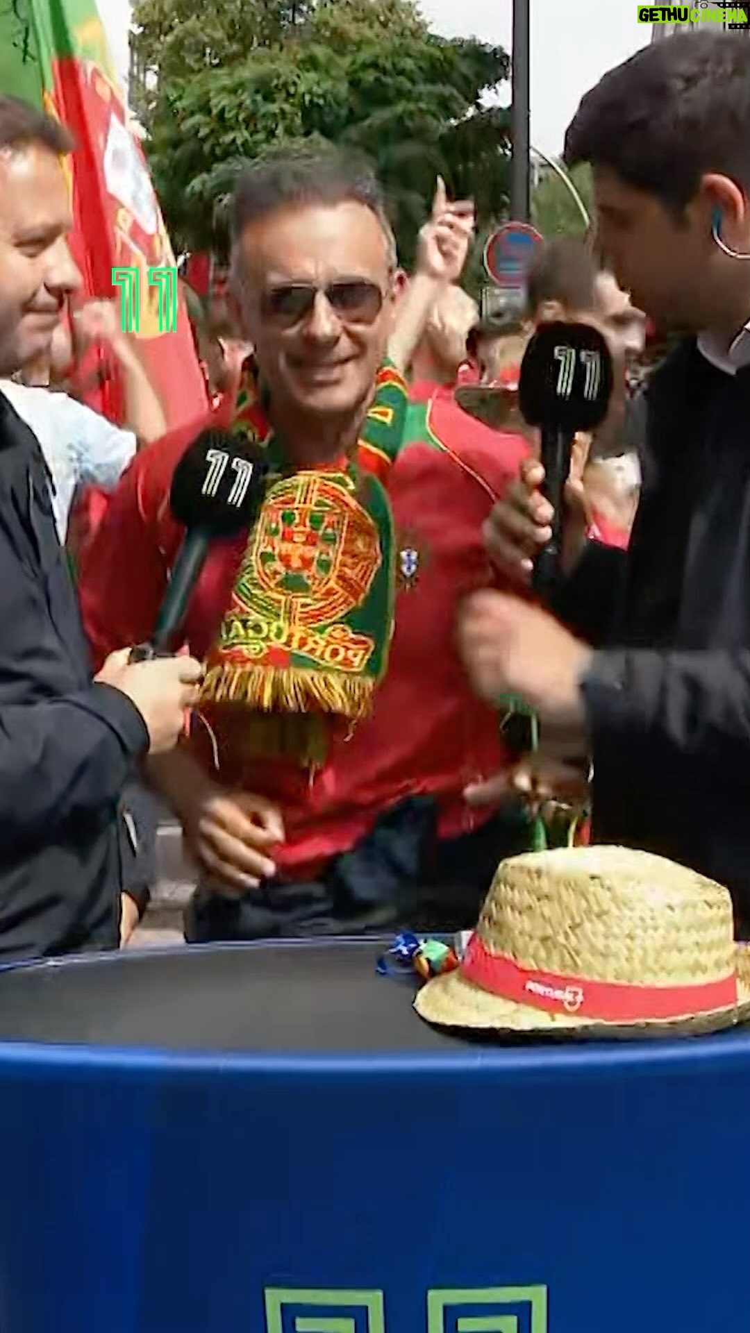 Cândido Costa - 19.5K Likes - Rui Unas a liderar as tropas rumo ao Volksparkstadion! 🙌 “Sou, de Portugal eu sou...” 📣🇵🇹
#Canal11 #FutebolEmPortuguês #11NoEuro