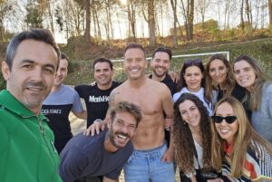 Cândido Costa Instagram - Foi, é e será por mim 👈

A pensar em vocês 👨‍👩‍👦👨‍👦‍👦

Obrigado do fundo do coração: @menshealthportugal @pedrolucas_menshealth @pedromedeirospersonaltrainer @adrianofortes_pt @ritavarelaramos.nutricao @beatriz_pmp @mintercreative @cidaliaoliveira30 @academialifecluboficial @vieirathebarber @clinicadochantre @goncaloclarostudio @solinca_fitness @canal_11 @sportzonept @olympo_healthstudio @sandraalves @fcnespereira @samsungportugal @sweetcare_official @sportzonept