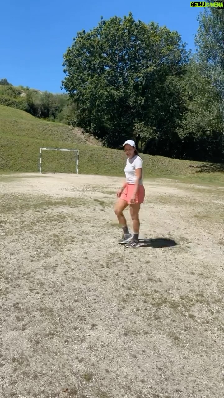 Cândido Costa - 14.5K Likes - 😂😂😂😂
" jogadora à moda antiga"
@cidaliaoliveira30 🙏😂♥️