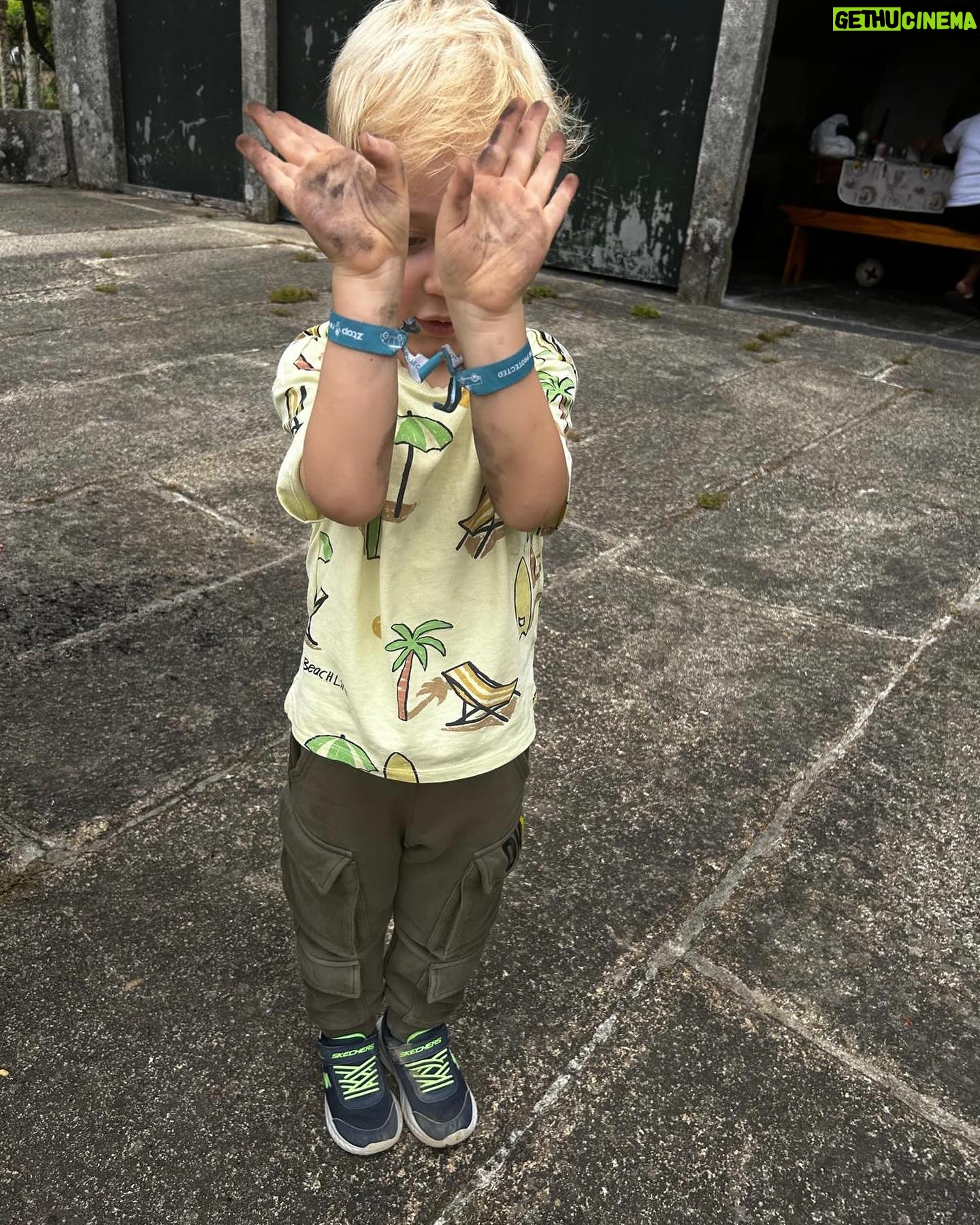 Cândido Costa - 13.3K Likes - " Salvador, estás todo suado. E todo sujo "
"Não estou nada"
" Mostra as mãos "
😂🙆🏻♂️♥️
@cidaliaoliveira30 não vejo nada sujo 😂