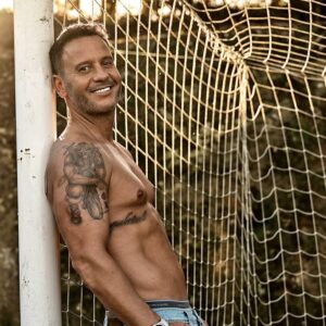 Cândido Costa Instagram - Foi, é e será por mim 👈

A pensar em vocês 👨‍👩‍👦👨‍👦‍👦

Obrigado do fundo do coração: @menshealthportugal @pedrolucas_menshealth @pedromedeirospersonaltrainer @adrianofortes_pt @ritavarelaramos.nutricao @beatriz_pmp @mintercreative @cidaliaoliveira30 @academialifecluboficial @vieirathebarber @clinicadochantre @goncaloclarostudio @solinca_fitness @canal_11 @sportzonept @olympo_healthstudio @sandraalves @fcnespereira @samsungportugal @sweetcare_official @sportzonept