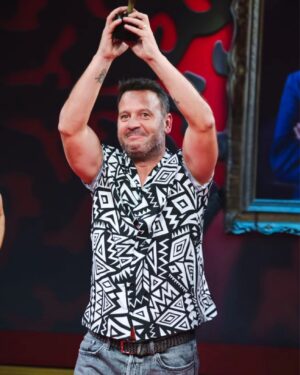 Cândido Costa Instagram - Ganhei o @taskmasterpt 🙆🏻‍♂️🥳🔥🏆🤙😂
Yupiiii😅 

Ganhamos, ganhamos todos!!!
A @madalena_abecasis , o @toyferraofficial , a @carolinadeslandes, o @wandson, a @gabrielalrbarros, a @ines_ap  @jessica_athayde e o @mr_filadagodaaa. 
Ganharam os inimitáveis, brilhantes @nunomarkl
e @vascopalmeirim 🤩
Ganharam os nossos brilhantes convidados🙏
Ganhou a competente equipa da @fremantlept e ganhou a @rtppt 👏😍
Ganhou o nosso público😍😍 

De entre muitas coisas que ganhamos, para mim a mais importante foi a ilusão e admiração dos mais pequenos. 

Que sítio incrível é este de ter uma legião de pequenada a imitar as nossas saudáveis parvoíces♥️
Descolarem do Pai e da Mãe no shopping e correrem para te abraçar😊
E os adultos também😍
Testemunhos de pessoas a passar momentos difíceis das suas vidas que encontram no Taskmaster um momento de alegria🙏 a poção mágica para desanuviarem🤗 

Um programa para toda a família, sem guião ou segundas oportunidades. 1 envelope, 1 mártir( Nuno) e ação🎬📽️ 

Nu e cru feito por pessoas sem medo do "ridículo"♥️👏
Ridículo é fazer o MAL.
No que me diz respeito, foi uma viagem sensacional, um privilégio tremendo participar como convidado na segunda temporada e ser residente em duas temporadas🤗😎
Soltinho🔥 esvaziei o tanque⚡️🥳
Obrigado pelo apoio e carinho de todos vós🤙💪 

🎶So let's take the good times as they go
And I'll meet you further on up the road🎶