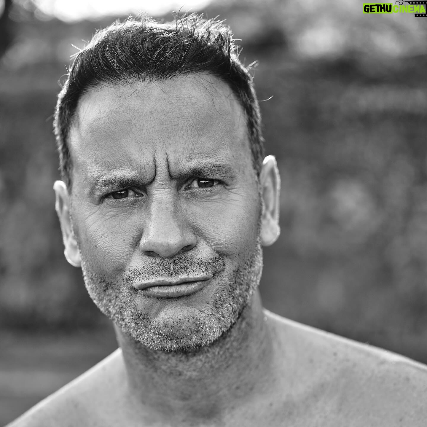 Cândido Costa - 24.1K Likes - Estou indeciso qual foto escolho para o passaporte😂