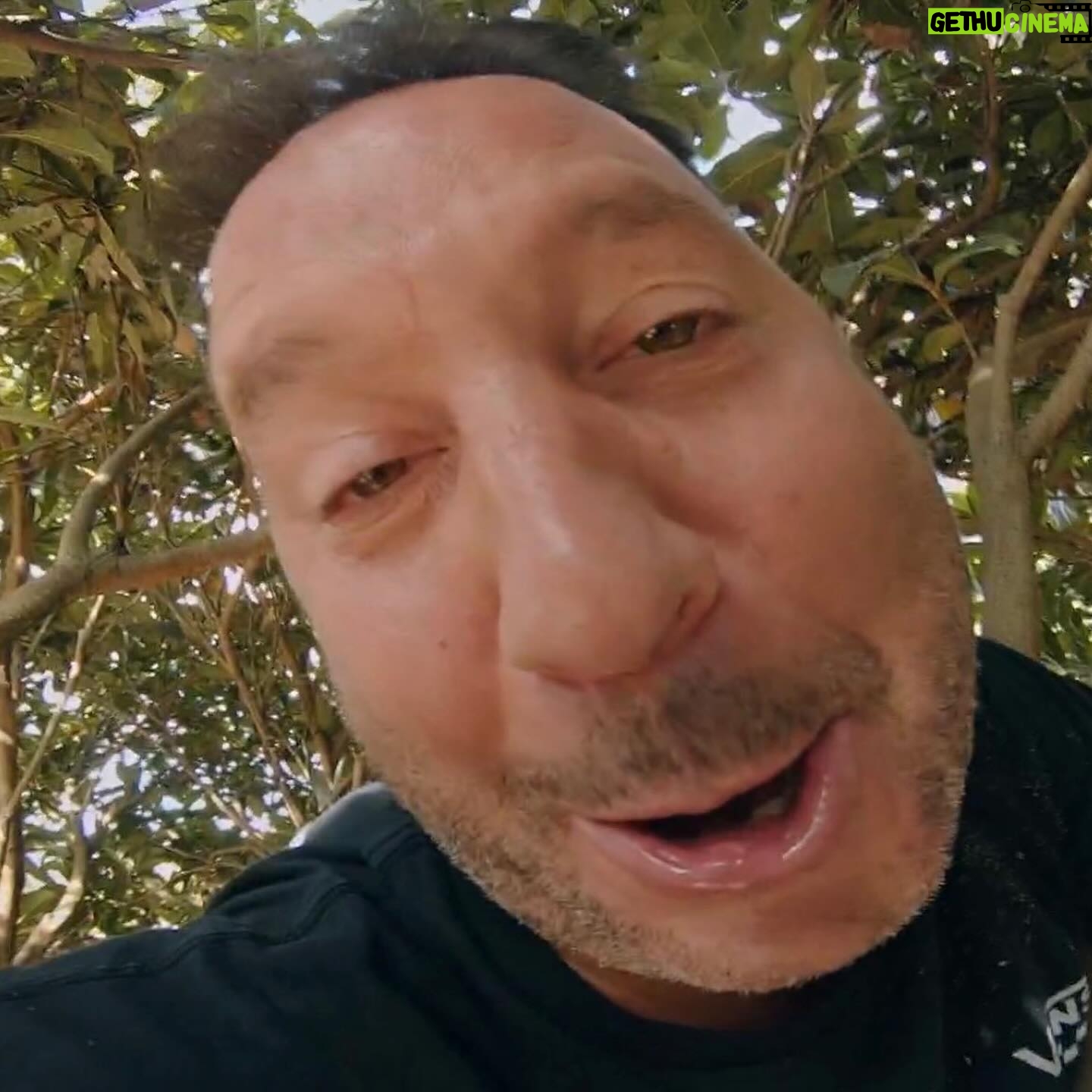 Cândido Costa - 24.1K Likes - Estou indeciso qual foto escolho para o passaporte😂