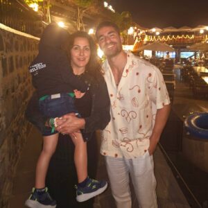 Cândido Costa Instagram - “Nos últimos tempos, mas porquê não sei, perdi toda a minha alegria e abandonei os meus costumados exercícios. Na verdade o meu ânimo foi atingido por um peso tal que a gloriosa forma da terra me parece um estéril promontório. Que obra-prima é um homem, como é nobre na sua razão, como é infinito nas suas faculdades, na forma e no mover, como é exacto e admirável na acção, como é semelhante a um anjo no entendimento, e semelhante a um deus: é ele a maravilha do mundo, o modelo dos animais. Para mim, porém, que vale esta quinta-essência da poeira? O homem não me encanta e a mulher também não, embora o vosso sorriso pareça dizer que sim.”
Hamlet🙃

 Neste texto ele define o quão maravilhoso somos, mas acaba com a desilusão do que conseguimos ser. Que todos os dias trabalhemos para ser melhores 🙌🏻

Hoje foi um jantar daqueles. Daqueles que falamos pelos cotovelos, com uma vontade muito grande de partilhar. De ouvir tambem. Tão boa a conversa!! Tambem comemos bem e rimos muito claro😍😜🇨🇻
@cidaliaoliveira30 
@zecondessa