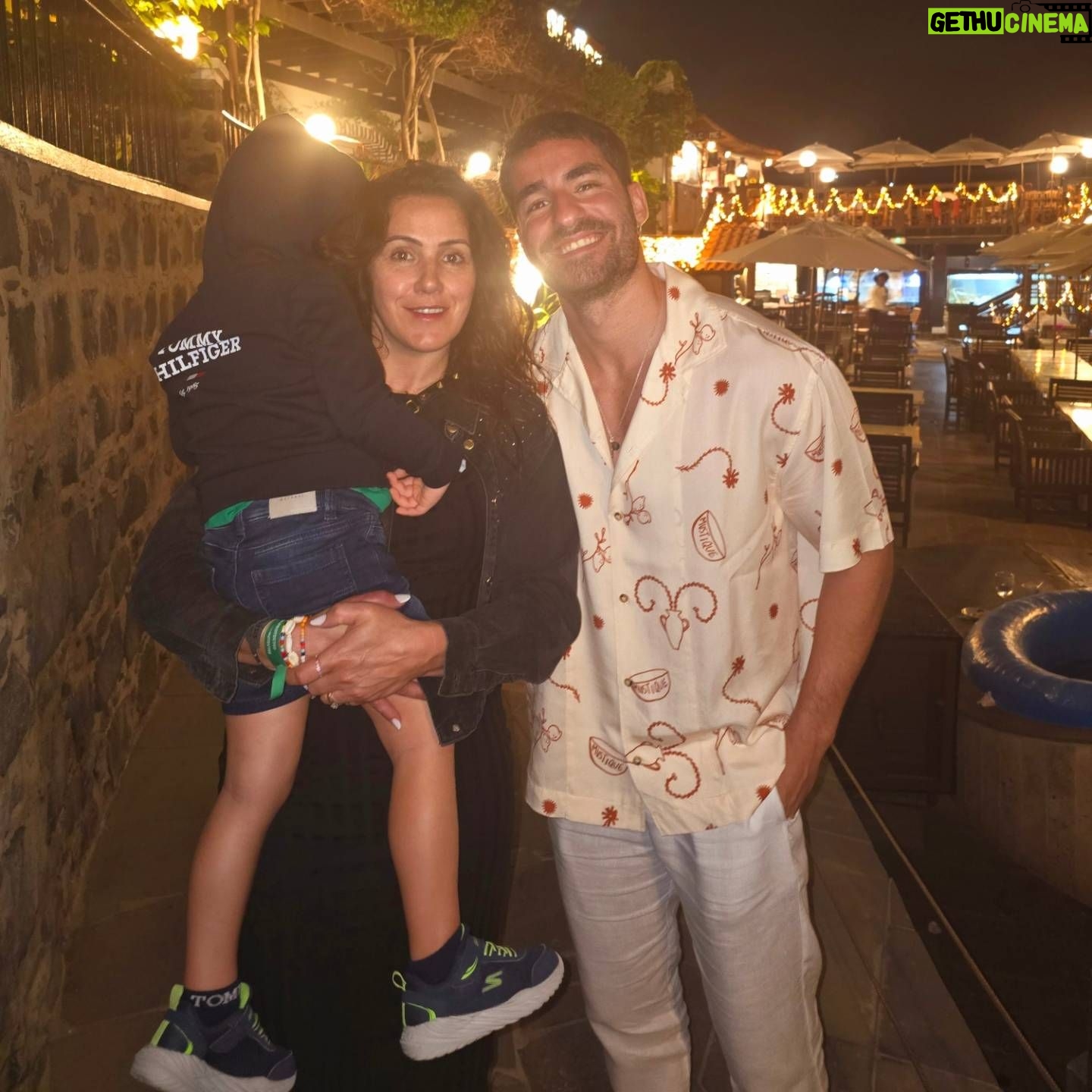 Cândido Costa - 28.4K Likes - “Nos últimos tempos, mas porquê não sei, perdi toda a minha alegria e abandonei os meus costumados exercícios. Na verdade o meu ânimo foi atingido por um peso tal que a gloriosa forma da terra me parece um estéril promontório. Que obra-prima é um homem, como é nobre na sua razão, como é infinito nas suas faculdades, na forma e no mover, como é exacto e admirável na acção, como é semelhante a um anjo no entendimento, e semelhante a um deus: é ele a maravilha do mundo, o modelo dos animais. Para mim, porém, que vale esta quinta-essência da poeira? O homem não me encanta e a mulher também não, embora o vosso sorriso pareça dizer que sim.”
Hamlet🙃
Neste texto ele define o quão maravilhoso somos, mas acaba com a desilusão do que conseguimos ser. Que todos os dias trabalhemos para ser melhores 🙌🏻
Hoje foi um jantar daqueles. Daqueles que falamos pelos cotovelos, com uma vontade muito grande de partilhar. De ouvir tambem. Tão boa a conversa!! Tambem comemos bem e rimos muito claro😍😜🇨🇻
@cidaliaoliveira30
@zecondessa