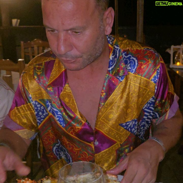 Cândido Costa - 28.4K Likes - “Nos últimos tempos, mas porquê não sei, perdi toda a minha alegria e abandonei os meus costumados exercícios. Na verdade o meu ânimo foi atingido por um peso tal que a gloriosa forma da terra me parece um estéril promontório. Que obra-prima é um homem, como é nobre na sua razão, como é infinito nas suas faculdades, na forma e no mover, como é exacto e admirável na acção, como é semelhante a um anjo no entendimento, e semelhante a um deus: é ele a maravilha do mundo, o modelo dos animais. Para mim, porém, que vale esta quinta-essência da poeira? O homem não me encanta e a mulher também não, embora o vosso sorriso pareça dizer que sim.”
Hamlet🙃
Neste texto ele define o quão maravilhoso somos, mas acaba com a desilusão do que conseguimos ser. Que todos os dias trabalhemos para ser melhores 🙌🏻
Hoje foi um jantar daqueles. Daqueles que falamos pelos cotovelos, com uma vontade muito grande de partilhar. De ouvir tambem. Tão boa a conversa!! Tambem comemos bem e rimos muito claro😍😜🇨🇻
@cidaliaoliveira30
@zecondessa