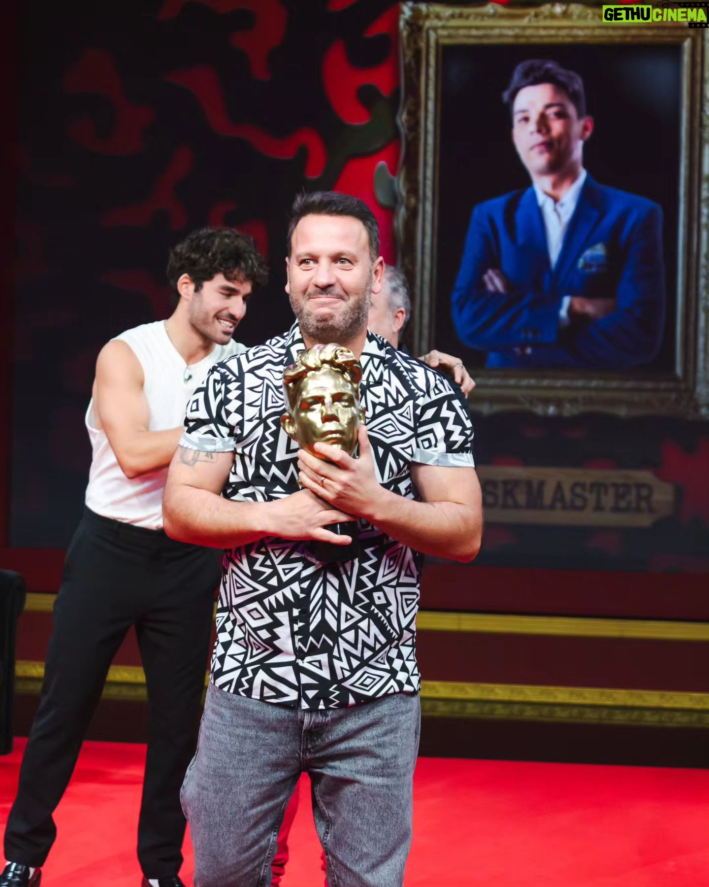 Cândido Costa - 44.1K Likes - Ganhei o @taskmasterpt 🙆🏻♂️🥳🔥🏆🤙😂
Yupiiii😅
Ganhamos, ganhamos todos!!!
A @madalena_abecasis , o @toyferraofficial , a @carolinadeslandes, o @wandson, a @gabrielalrbarros, a @ines_ap @jessica_athayde e o @mr_filadagodaaa.
Ganharam os inimitáveis, brilhantes @nunomarkl
e @vascopalmeirim 🤩
Ganharam os nossos brilhantes convidados🙏
Ganhou a competente equipa da @fremantlept e ganhou a @rtppt 👏😍
Ganhou o nosso público😍😍
De entre muitas coisas que ganhamos, para mim a mais importante foi a ilusão e admiração dos mais pequenos.
Que sítio incrível é este de ter uma legião de pequenada a imitar as nossas saudáveis parvoíces♥️
Descolarem do Pai e da Mãe no shopping e correrem para te abraçar😊
E os adultos também😍
Testemunhos de pessoas a passar momentos difíceis das suas vidas que encontram no Taskmaster um momento de alegria🙏 a poção mágica para desanuviarem🤗
Um programa para toda a família, sem guião ou segundas oportunidades. 1 envelope, 1 mártir( Nuno) e ação🎬📽️
Nu e cru feito por pessoas sem medo do "ridículo"♥️👏
Ridículo é fazer o MAL.
No que me diz respeito, foi uma viagem sensacional, um privilégio tremendo participar como convidado na segunda temporada e ser residente em duas temporadas🤗😎
Soltinho🔥 esvaziei o tanque⚡️🥳
Obrigado pelo apoio e carinho de todos vós🤙💪
🎶So let's take the good times as they go
And I'll meet you further on up the road🎶