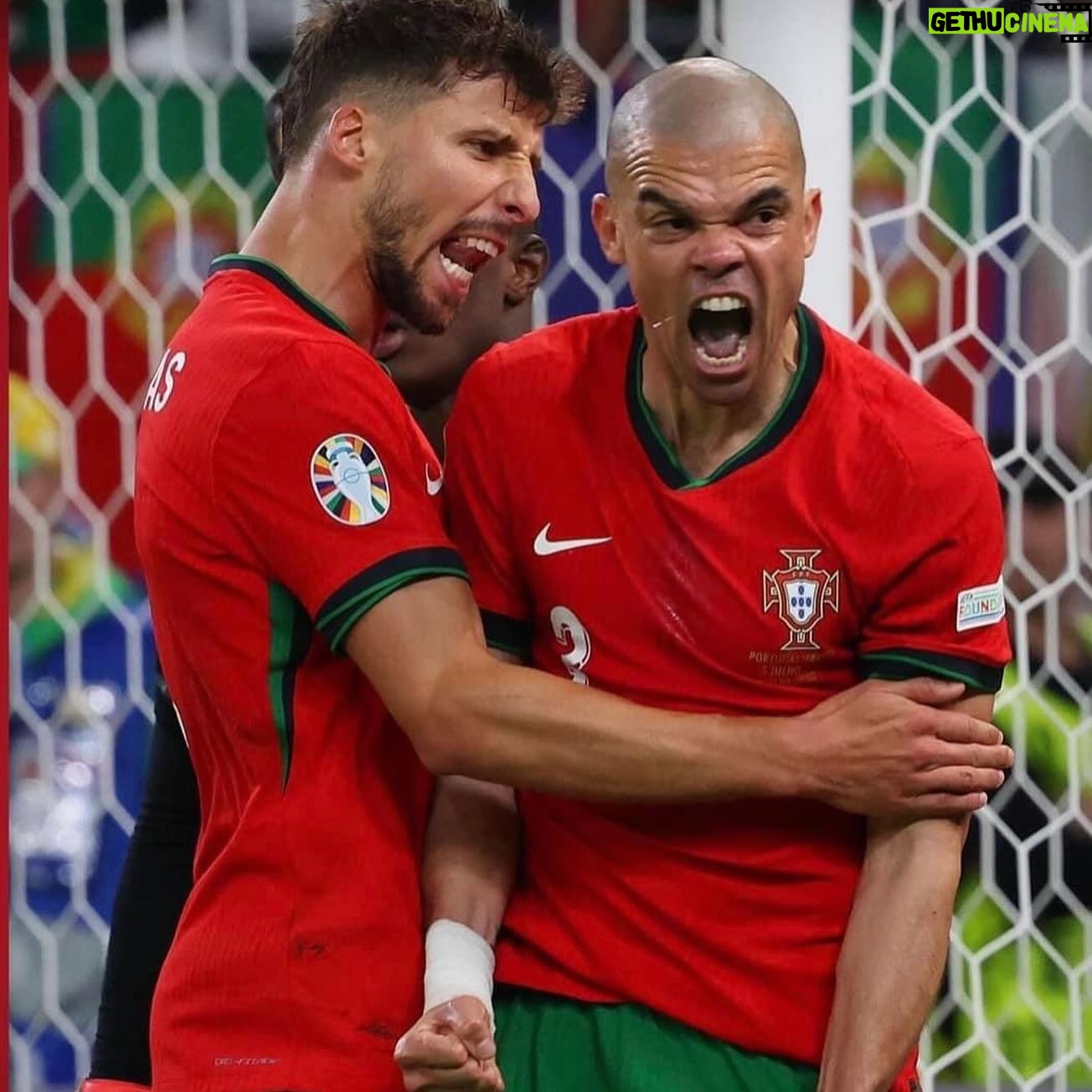 Cândido Costa - 38.4K Likes - Sorri e chorei. Aplaudi e senti frustração. Senti saudades🇵🇹 e desejei não voltar tão cedo🇩🇪
Fui engolido por tanto carinho. Beijei e fui beijado.
Senti orgulho de ser Português♥️🇵🇹
Aprendi coisas novas na minha área🎥
Obrigado rapazes! Obrigado Portugueses🇵🇹♥️
O futebol é maravilhoso. E cruel às vezes.
Obrigado @canal_11 por me permitires viver algo único com uma equipa de sonho🙏
Até já @portugal 🥰