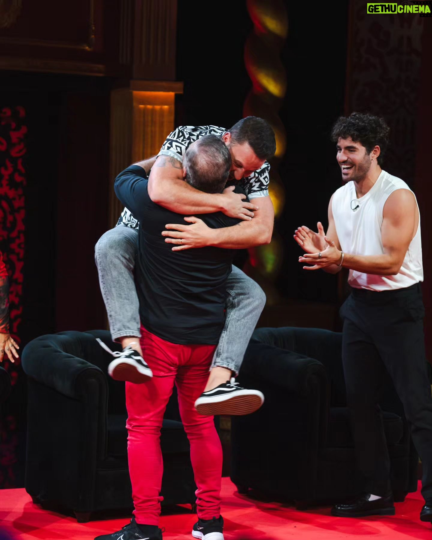 Cândido Costa - 44.1K Likes - Ganhei o @taskmasterpt 🙆🏻♂️🥳🔥🏆🤙😂
Yupiiii😅
Ganhamos, ganhamos todos!!!
A @madalena_abecasis , o @toyferraofficial , a @carolinadeslandes, o @wandson, a @gabrielalrbarros, a @ines_ap @jessica_athayde e o @mr_filadagodaaa.
Ganharam os inimitáveis, brilhantes @nunomarkl
e @vascopalmeirim 🤩
Ganharam os nossos brilhantes convidados🙏
Ganhou a competente equipa da @fremantlept e ganhou a @rtppt 👏😍
Ganhou o nosso público😍😍
De entre muitas coisas que ganhamos, para mim a mais importante foi a ilusão e admiração dos mais pequenos.
Que sítio incrível é este de ter uma legião de pequenada a imitar as nossas saudáveis parvoíces♥️
Descolarem do Pai e da Mãe no shopping e correrem para te abraçar😊
E os adultos também😍
Testemunhos de pessoas a passar momentos difíceis das suas vidas que encontram no Taskmaster um momento de alegria🙏 a poção mágica para desanuviarem🤗
Um programa para toda a família, sem guião ou segundas oportunidades. 1 envelope, 1 mártir( Nuno) e ação🎬📽️
Nu e cru feito por pessoas sem medo do "ridículo"♥️👏
Ridículo é fazer o MAL.
No que me diz respeito, foi uma viagem sensacional, um privilégio tremendo participar como convidado na segunda temporada e ser residente em duas temporadas🤗😎
Soltinho🔥 esvaziei o tanque⚡️🥳
Obrigado pelo apoio e carinho de todos vós🤙💪
🎶So let's take the good times as they go
And I'll meet you further on up the road🎶