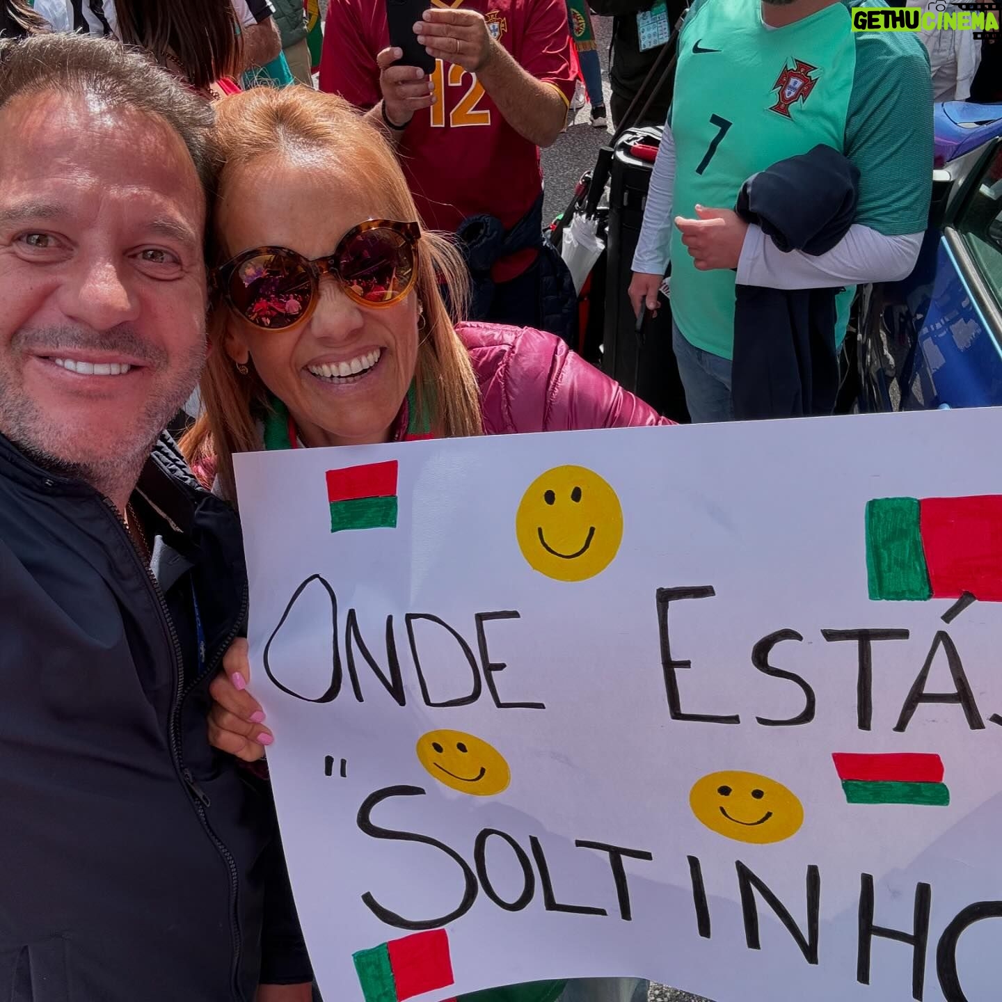 Cândido Costa - 38.4K Likes - Sorri e chorei. Aplaudi e senti frustração. Senti saudades🇵🇹 e desejei não voltar tão cedo🇩🇪
Fui engolido por tanto carinho. Beijei e fui beijado.
Senti orgulho de ser Português♥️🇵🇹
Aprendi coisas novas na minha área🎥
Obrigado rapazes! Obrigado Portugueses🇵🇹♥️
O futebol é maravilhoso. E cruel às vezes.
Obrigado @canal_11 por me permitires viver algo único com uma equipa de sonho🙏
Até já @portugal 🥰