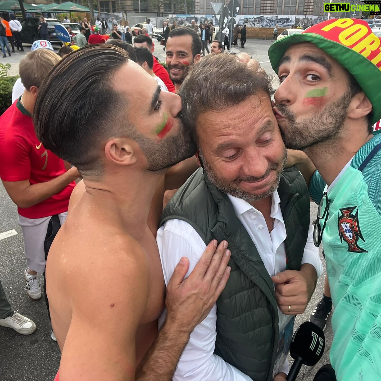 Cândido Costa - 38.4K Likes - Sorri e chorei. Aplaudi e senti frustração. Senti saudades🇵🇹 e desejei não voltar tão cedo🇩🇪
Fui engolido por tanto carinho. Beijei e fui beijado.
Senti orgulho de ser Português♥️🇵🇹
Aprendi coisas novas na minha área🎥
Obrigado rapazes! Obrigado Portugueses🇵🇹♥️
O futebol é maravilhoso. E cruel às vezes.
Obrigado @canal_11 por me permitires viver algo único com uma equipa de sonho🙏
Até já @portugal 🥰