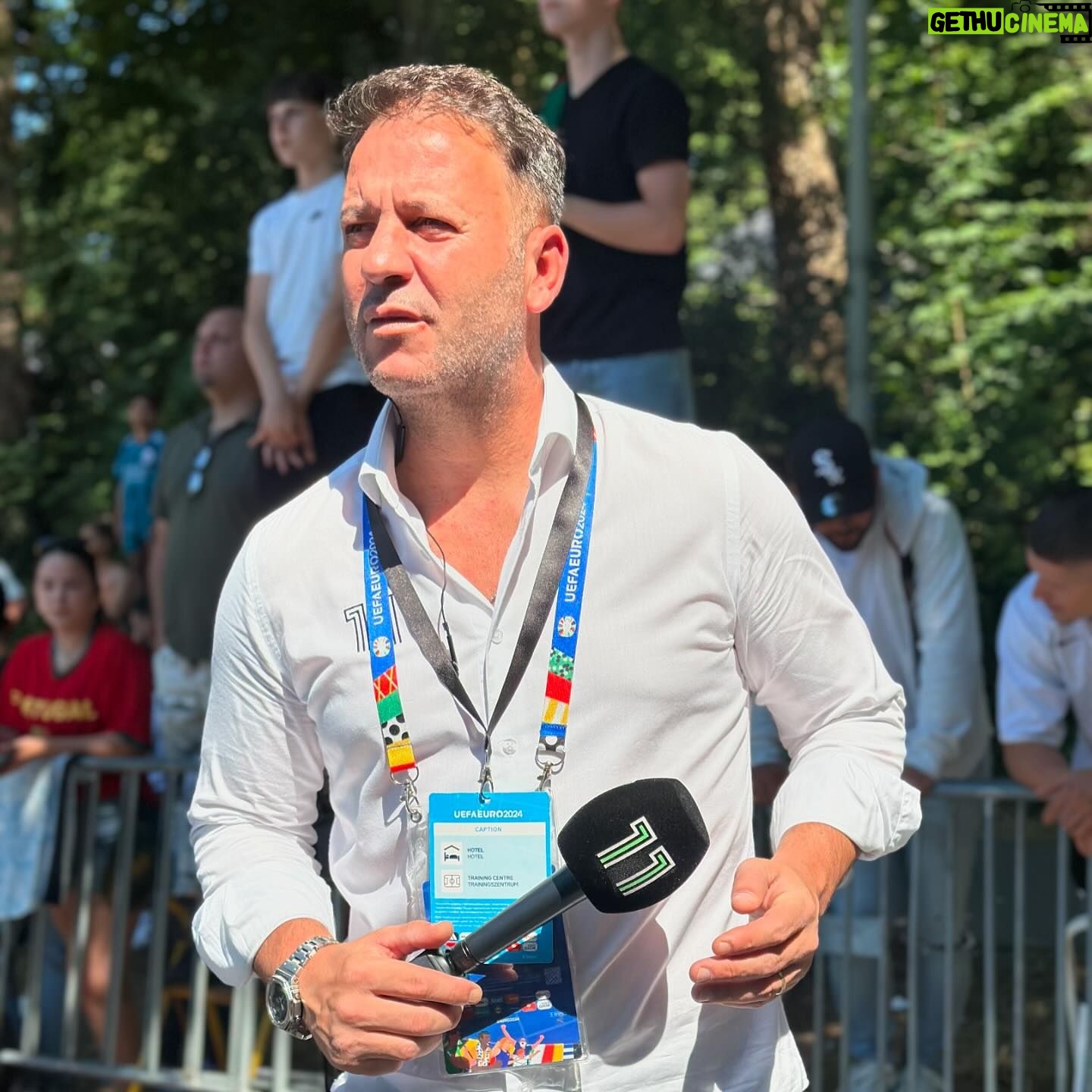 Cândido Costa - 38.4K Likes - Sorri e chorei. Aplaudi e senti frustração. Senti saudades🇵🇹 e desejei não voltar tão cedo🇩🇪
Fui engolido por tanto carinho. Beijei e fui beijado.
Senti orgulho de ser Português♥️🇵🇹
Aprendi coisas novas na minha área🎥
Obrigado rapazes! Obrigado Portugueses🇵🇹♥️
O futebol é maravilhoso. E cruel às vezes.
Obrigado @canal_11 por me permitires viver algo único com uma equipa de sonho🙏
Até já @portugal 🥰
