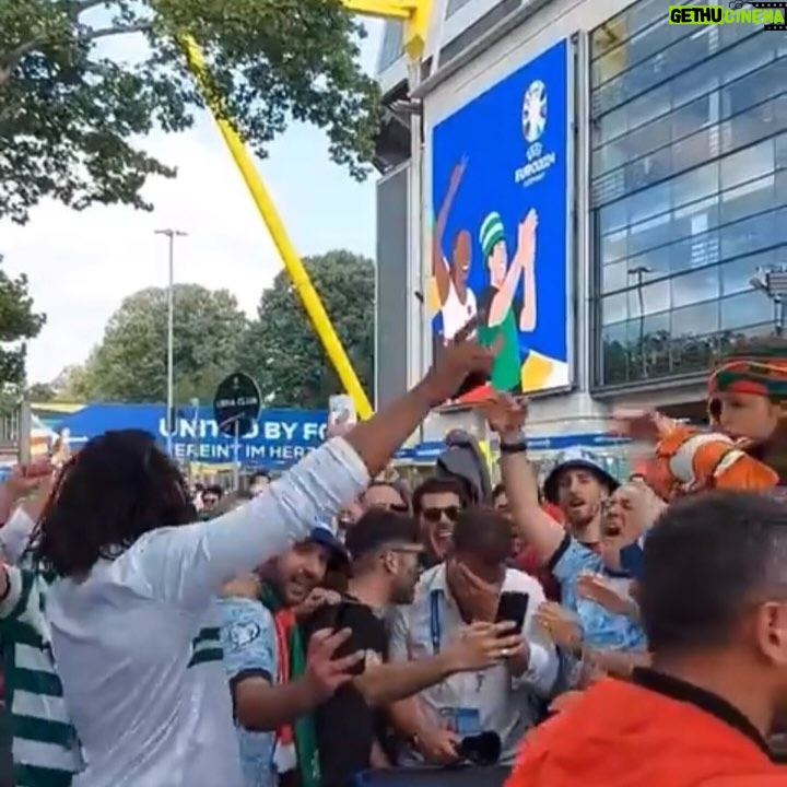Cândido Costa - 38.4K Likes - Sorri e chorei. Aplaudi e senti frustração. Senti saudades🇵🇹 e desejei não voltar tão cedo🇩🇪
Fui engolido por tanto carinho. Beijei e fui beijado.
Senti orgulho de ser Português♥️🇵🇹
Aprendi coisas novas na minha área🎥
Obrigado rapazes! Obrigado Portugueses🇵🇹♥️
O futebol é maravilhoso. E cruel às vezes.
Obrigado @canal_11 por me permitires viver algo único com uma equipa de sonho🙏
Até já @portugal 🥰