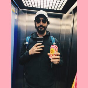 Caner Özyurtlu Instagram - Euro harcama fikrini düşününce gözlerimizin dolmadığı, dünyadaki dandik bakkallardan, saçma sapan içecekler alıp boş boş yürüdüğümüz günler.
