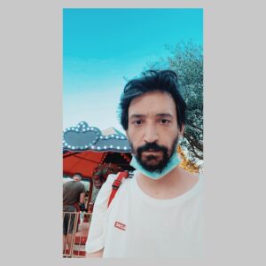 Caner Özyurtlu Instagram - Çocuk yapmanın birkaç iyi yanından biri, kendini bir anda lunaparkta bulabilmek. (Kendinizi çekerken gülümseyince çok tuhaf hissetmiyor musunuz?)