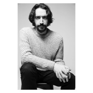 Caner Özyurtlu Instagram - Beni yönetmen gibi göstermek için kazak giydirdiler, @jiyankizilboga da nerdeyse Sundance almışım gibi hissettiren bu kareyi çekti. Teşekkürler✌🏼