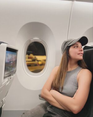 Cansu Demirci Instagram - Henüz jet lag beni ele geçirmemişken ✈️ 
Tutkunun öfkenin ve taksicilerin cumhuriyeti 🇹🇷 yemin ederim aşırıı özlemişim kan akışım değişti öyle söyliyim😂