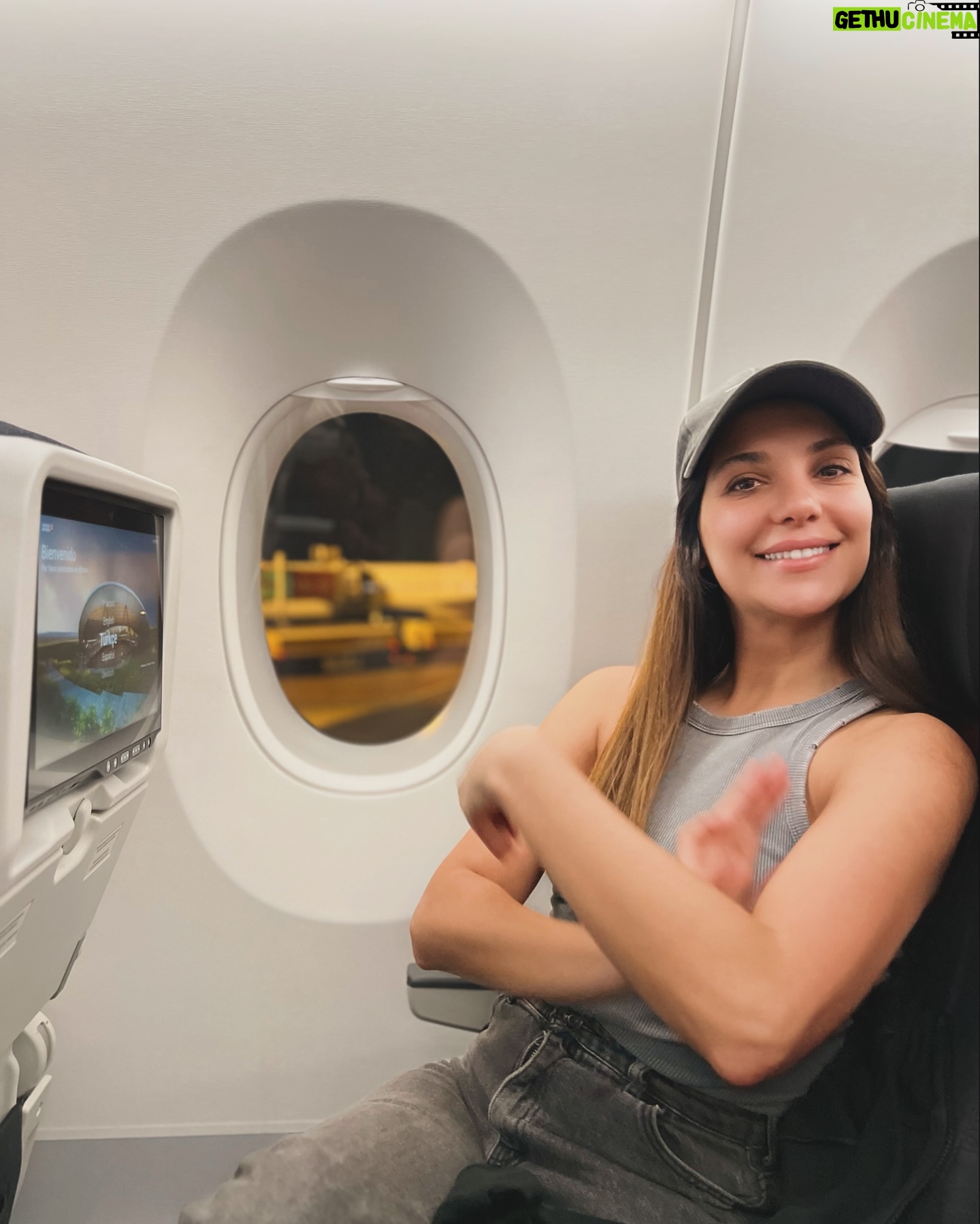 Cansu Demirci - 0.9K Likes - Henüz jet lag beni ele geçirmemişken ✈️
Tutkunun öfkenin ve taksicilerin cumhuriyeti 🇹🇷 yemin ederim aşırıı özlemişim kan akışım değişti öyle söyliyim😂