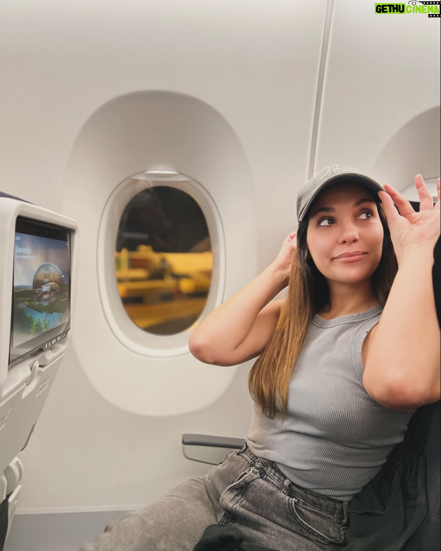 Cansu Demirci - 0.9K Likes - Henüz jet lag beni ele geçirmemişken ✈️
Tutkunun öfkenin ve taksicilerin cumhuriyeti 🇹🇷 yemin ederim aşırıı özlemişim kan akışım değişti öyle söyliyim😂