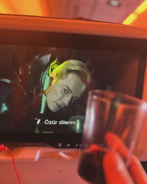 Cansu Demirci Instagram - Henüz jet lag beni ele geçirmemişken ✈️ 
Tutkunun öfkenin ve taksicilerin cumhuriyeti 🇹🇷 yemin ederim aşırıı özlemişim kan akışım değişti öyle söyliyim😂
