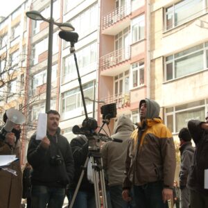 Cansu Fırıncı Instagram - 2011'di sanırım. Bir film bütçesinin bir günlük maliyeti vardı elimizde hepi topu. Koştu geldi. O o zaman da İlker Berke'ydi. Aranılan görüntü yönetmenlerinden biriydi. Yetmedi zamanı geldi lenslerini verdi. 'Pes etmeyin devam edin' dedi. Boynumda fotoğraf makinesi olduğuna göre set fotoğrafçılığı da bana düşmüş olmalı, o kadar paramız yoktu. Dost eli omzumuza her daim dokundu. Zamansız gitti. İnsanlığın derdi, halkın derdi derdiydi çünkü. Uğurlar olsun ağabey. İyi ki tanıdık seni. Sen unutulmazsın. #ilkerBerke