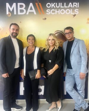 Cansu Fırıncı Instagram - @mbaokullari 'nda düzenlenen törenle En İyi Erkek Oyuncu Ödülü'nü aldım. 

Aynı törende usta oyuncu @nlgnkasapbasoglu onca yılın emeğinin karşılığını aldı, sevgili dostum @bahtiyarmemili çıkış yapan oyuncu olarak çıktı sahneye.
Bir de @arkasokaklarofficial 'dan rol arkadaşım @trzgizem ödülünü aldı. Hem de Arka Sokaklar jenerik müziği eşliğinde. Dizimizin de rüzgârını estirdik törende ;)

Menajerim @aslibankoglu 🙏🏼