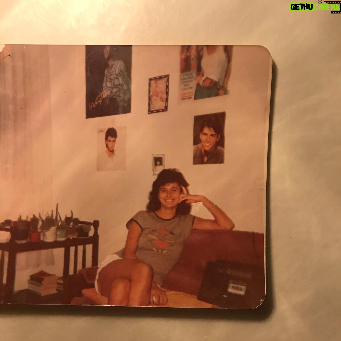 Cansu Kurgun - 542 Likes - sevmenin sonsuz biçimi var ve hepsi kendi içinde özel ama bu benim yarı yaşımda olduğun fotoğrafa baktığımda hissettiğim şeyden anlıyorum ki bizimki biraz daha özel annem
iyi ki doğdun iyi ki beni sen doğurdun iyi ki bu yolculukta beraberiz ve beraber olacağız iyi ki hep aynı güleceksin❤️
