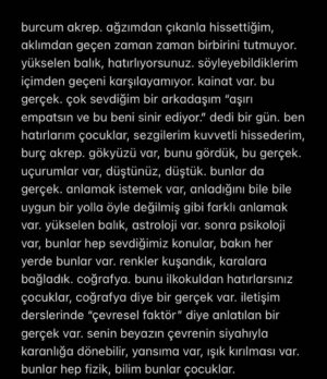 Cansu Türedi Instagram - Kasım: kış, evet. 🤭 fotoğraftakiler bebekken beşiğimin üstünde dönen dönme dolaplar. dönme dolaplardan hazetmem. bir yükselip, bir alçalan sağı solu belli olmayan makinelerdir onlar. ne zaman duracağını, ne zaman hareket alacağını bilemezsin. bir kabinde oturan tek bir insanın karar mercii olması kabul edilir bir şey gibi gelmez bana, ben daha çok çarpışan arabaların, çarpışmaların, “bi anda” ların insanıyım. bendeki de böyle bir anlatma telaşı işte, doğumum yıl dönüyor, 27 ya da 72 geride kalıyor, Didem gibi anlatarak bitiriyorum hayatımı. bir hayatla başka ne yapılır, bilmiyorum. bir şeyler biliyorum da, onlar da bazen işime gelmiyor. 😌🤷🏼‍♀️
