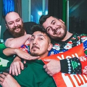 Cantuğ Özsoy Instagram - Canım kardeşlerim <3 2020 yılı ailenize ve sizlere huzur, sağlık ve en önemlisi mutluluk getirsin. Hep birlikte güldüğümüz eğlendiğimiz bir yıl olsun. 
Mahşerin 3 #superbox lısı... @turkcell 📷 @velosswen