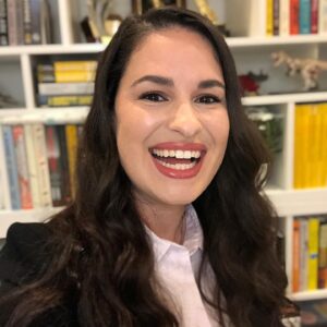 Cara Santa Maria Instagram - The road to a decent selfie. Does anyone else do this? 🤣
.
Just finished filming an epic conversation with theoretical physicist Brian Greene for @paramountaustin. More details soon!

#selfie #yayforgoodlighting #bookshelfporn #physics #science #meaning #truth #knowledge #talknerdy