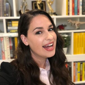 Cara Santa Maria Instagram - The road to a decent selfie. Does anyone else do this? 🤣
.
Just finished filming an epic conversation with theoretical physicist Brian Greene for @paramountaustin. More details soon!

#selfie #yayforgoodlighting #bookshelfporn #physics #science #meaning #truth #knowledge #talknerdy