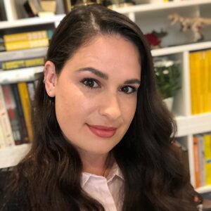 Cara Santa Maria Instagram - The road to a decent selfie. Does anyone else do this? 🤣
.
Just finished filming an epic conversation with theoretical physicist Brian Greene for @paramountaustin. More details soon!

#selfie #yayforgoodlighting #bookshelfporn #physics #science #meaning #truth #knowledge #talknerdy