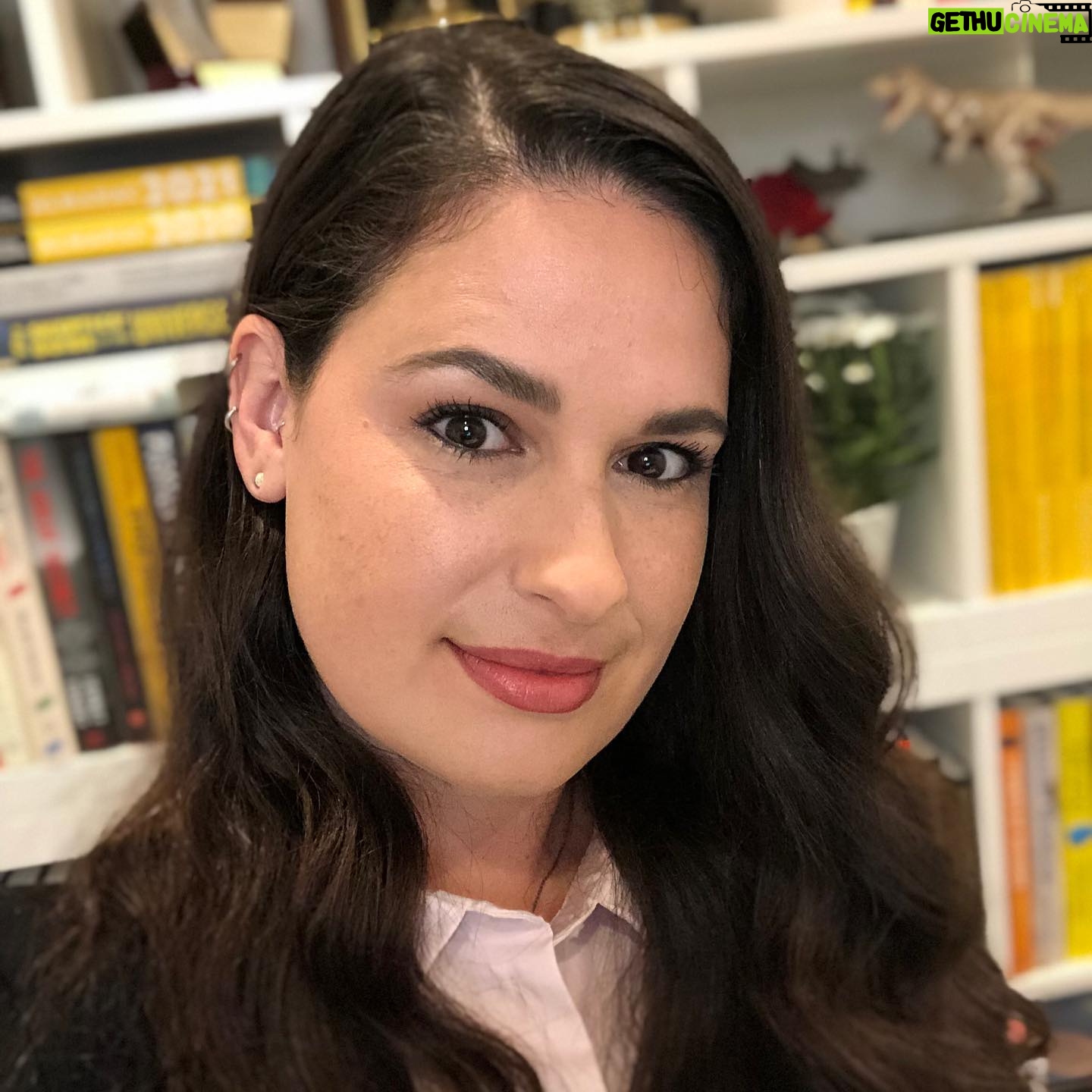 Cara Santa Maria - 2.1K Likes - The road to a decent selfie. Does anyone else do this? š¤£
.
Just finished filming an epic conversation with theoretical physicist Brian Greene for @paramountaustin. More details soon!
#selfie #yayforgoodlighting #bookshelfporn #physics #science #meaning #truth #knowledge #talknerdy