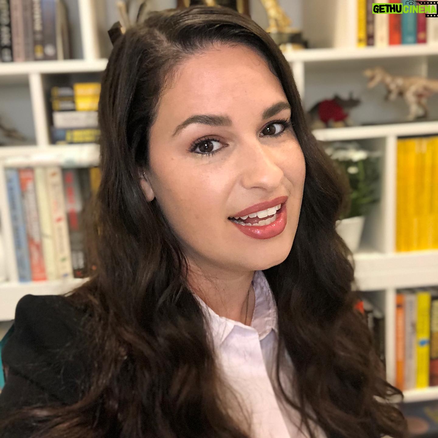 Cara Santa Maria - 2.1K Likes - The road to a decent selfie. Does anyone else do this? š¤£
.
Just finished filming an epic conversation with theoretical physicist Brian Greene for @paramountaustin. More details soon!
#selfie #yayforgoodlighting #bookshelfporn #physics #science #meaning #truth #knowledge #talknerdy
