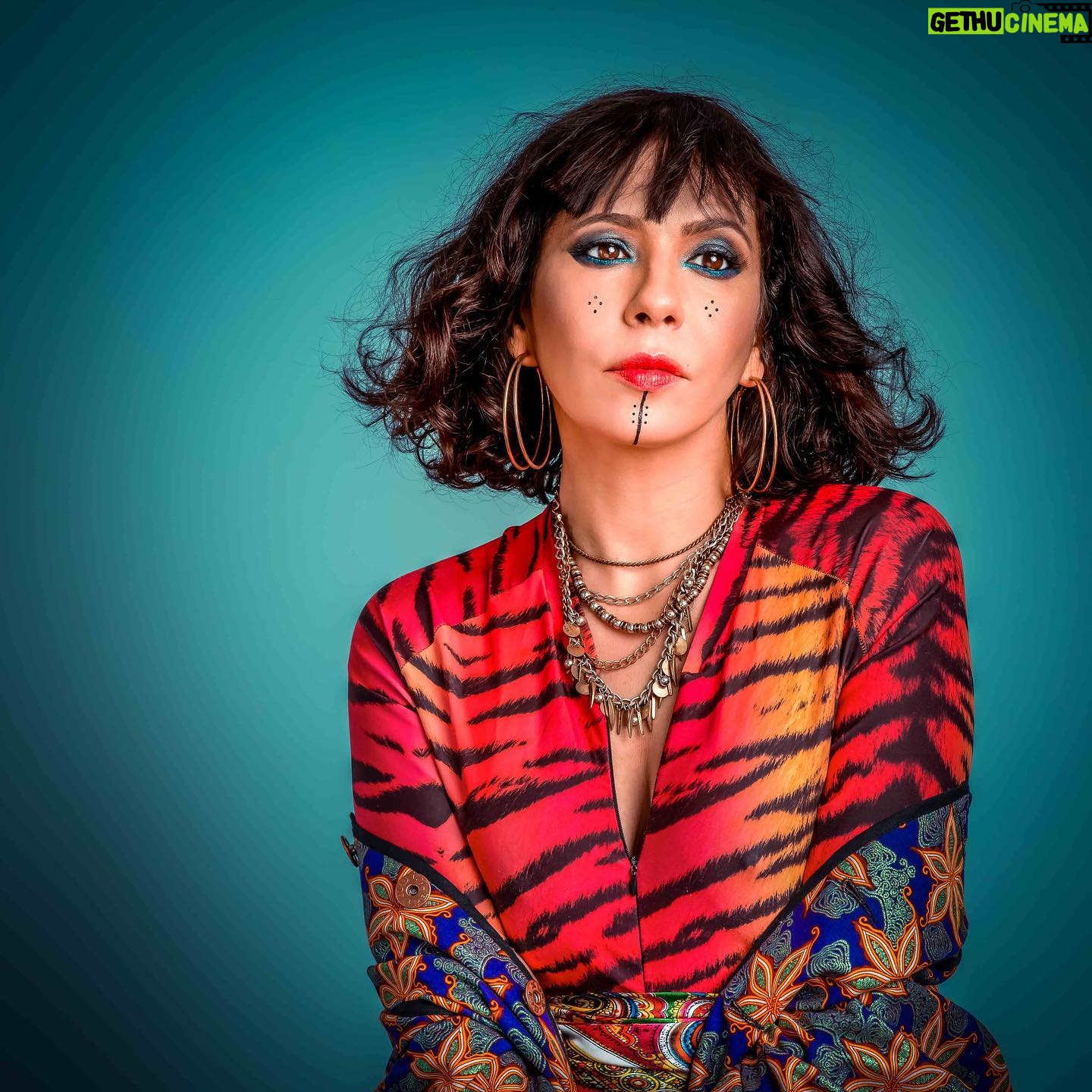 Carima Amarouche - 597 Likes - Merci @tijanapakic pour cette belle photo✨Merci @miljanapakic pour le makeup ✨. Rendez-vous pour les 3 derniers concerts de 2021 ✨✨❤️🔥
10/12 Chapiteau Théâtre - Privas (07)
11/12 Festival Tissé Métisse - Nantes (44)
16/12 La Maroquinerie Paris (75)
⚠️Le Chai - Capendu (11) Reporté en 2022 Photo: @tijanapakic
makeup: @miljanapakic. . Stylisme: @xulybetofficial @laminebadiankouyate @rodrigomartinez15 @bluelineprod @mariebritsch_