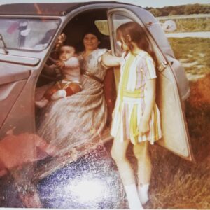 Carima Amarouche Instagram - Ma Grand-mère en 70 dans son carrosse #doucefrance #retrouvaillesdanslescartons #restezchezvous #cetaitbienlesphotospapiersfinalement❤️ @noraamourache @ouafaeaag @chef_kamel_ch @shaima__ag