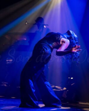 Carima Amarouche Instagram - Merci Olivier Frety @lesondansloeil pour ces belles photos et souvenirs du dernier concert 2023 Folies berbères.Merci @villedemably @pierrevadon @nico_taite @mariebritsch_ @fantatouch @noraamourache @bluelineprod ✨❤️
