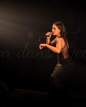 Carima Amarouche Instagram - Merci Olivier Frety @lesondansloeil pour ces belles photos et souvenirs du dernier concert 2023 Folies berbères.Merci @villedemably @pierrevadon @nico_taite @mariebritsch_ @fantatouch @noraamourache @bluelineprod ✨❤️