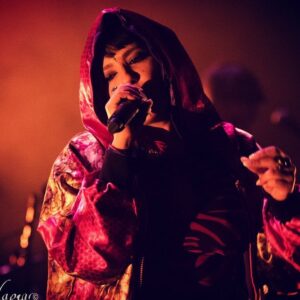 Carima Amarouche Instagram - Merci Vincent Capraro pour ces belles photos🙏🏽✨❤️ Merci BRETAGNE pour ton accueil légendaire. Bon dimanche ❤️ @nico_taite @pierrevadon @nikomatagrin @fxlemaitre @bluelineprod @mariebritsch_ #concert #Foliesberberestour