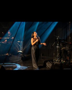 Carima Amarouche Instagram - Merci Olivier Frety @lesondansloeil pour ces belles photos et souvenirs du dernier concert 2023 Folies berbères.Merci @villedemably @pierrevadon @nico_taite @mariebritsch_ @fantatouch @noraamourache @bluelineprod ✨❤️