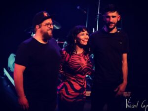 Carima Amarouche Instagram - Merci Vincent Capraro pour ces belles photos🙏🏽✨❤️ Merci BRETAGNE pour ton accueil légendaire. Bon dimanche ❤️ @nico_taite @pierrevadon @nikomatagrin @fxlemaitre @bluelineprod @mariebritsch_ #concert #Foliesberberestour