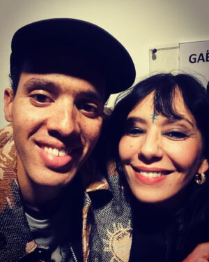 Carima Amarouche Instagram - Merci @chateaurouge74 Merci Annemasse  Pour votre énergie de fou  Merci @gaelfaye @samuelkamanzi et à toute ton équipe pour ce concert magique et votre bienveillance🙏🏽💛 Merci à mon crew @nico_taite @pierrevadon Lionel Pelatan ✨#foliesberberes #respire #lundiméchant 🌈Bon week-end à tous.