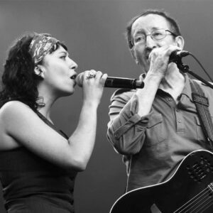 Carima Amarouche Instagram - IDIR encore un king qui s’en va, un grand monsieur et immense artiste d’une douceur infinie, qui a bercé mon enfance et ça continue aujourd’hui, je suis profondément triste, toutes mes condoléances à la famille les musiciens amis.Tu manques déjà et tu manqueras à beaucoup. 🙏🏽❤️#idir #avavainouva @tanina_che ❤️#kabyle #musiquedemonenfance #encoreaujourdhuietpourtoujours @moussethakim @amokrane.nadia @noraamourache @koshofficiel @sidi_wacho @bluelineprod