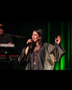 Carima Amarouche Instagram - Merci Olivier Frety @lesondansloeil pour ces belles photos et souvenirs du dernier concert 2023 Folies berbères.Merci @villedemably @pierrevadon @nico_taite @mariebritsch_ @fantatouch @noraamourache @bluelineprod ✨❤️