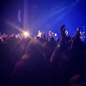 Carima Amarouche Instagram - Merci @chateaurouge74 Merci Annemasse  Pour votre énergie de fou  Merci @gaelfaye @samuelkamanzi et à toute ton équipe pour ce concert magique et votre bienveillance🙏🏽💛 Merci à mon crew @nico_taite @pierrevadon Lionel Pelatan ✨#foliesberberes #respire #lundiméchant 🌈Bon week-end à tous.