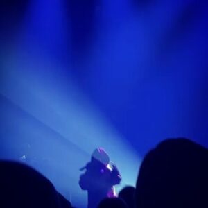 Carima Amarouche Instagram - Merci @chateaurouge74 Merci Annemasse  Pour votre énergie de fou  Merci @gaelfaye @samuelkamanzi et à toute ton équipe pour ce concert magique et votre bienveillance🙏🏽💛 Merci à mon crew @nico_taite @pierrevadon Lionel Pelatan ✨#foliesberberes #respire #lundiméchant 🌈Bon week-end à tous.