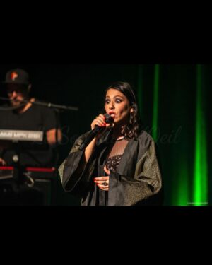 Carima Amarouche Instagram - Merci Olivier Frety @lesondansloeil pour ces belles photos et souvenirs du dernier concert 2023 Folies berbères.Merci @villedemably @pierrevadon @nico_taite @mariebritsch_ @fantatouch @noraamourache @bluelineprod ✨❤️