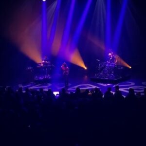 Carima Amarouche Instagram - Merci @chateaurouge74 Merci Annemasse  Pour votre énergie de fou  Merci @gaelfaye @samuelkamanzi et à toute ton équipe pour ce concert magique et votre bienveillance🙏🏽💛 Merci à mon crew @nico_taite @pierrevadon Lionel Pelatan ✨#foliesberberes #respire #lundiméchant 🌈Bon week-end à tous.